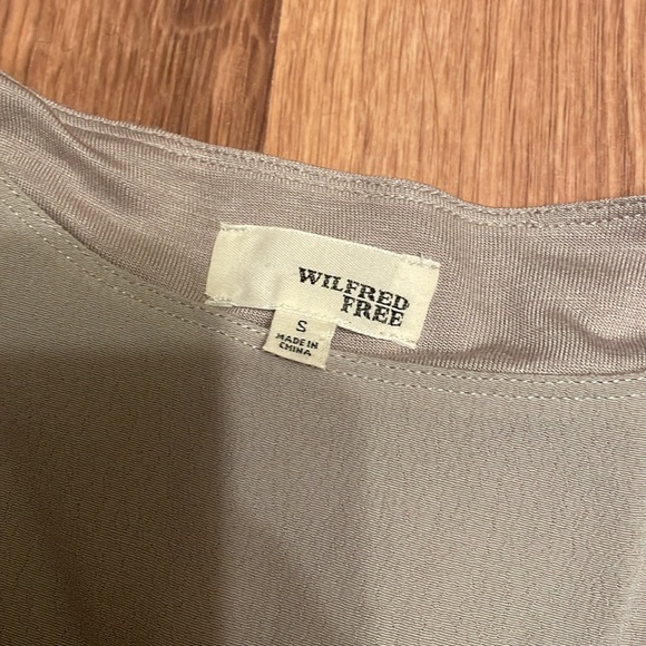 Aritzia Wilfred grey shirt - Picture 2 of 2